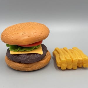1987 Hambúrguer de brincadeira com comida de mentirinha, hambúrguer com cheeseburger e batata frita
