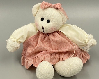 Oso de peluche blanco de 25 cm de Crazy Mountain Imports con vestido color melocotón.