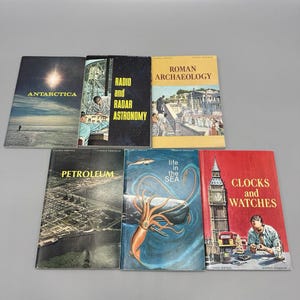Puede incluir: Una colección de seis libros antiguos de Science Service con portadas ilustradas tituladas Antarctica, Radio and Radar Astronomy, Roman Archaeology, Petroleum, Life in the Sea y Clocks and Watches, que presentan diversos temas científicos e históricos.