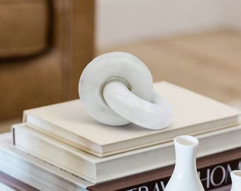 White Marble Chain Link Decor: Modern Bookshelf Knot