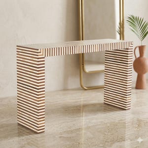 Puede incluir: Un juego de tres tazas de cerámica con un acabado moteado y mate. Las tazas son de color crema, gris claro y gris oscuro. Cada taza tiene un diseño simple y minimalista y un asa redondeada.