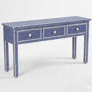 Op de afbeelding: Witte keramische mok met een zwarte handgreep en de tekst "But First, Coffee" in handschriftstijl. De mok staat op een wit oppervlak. Geschikt voor warme dranken.