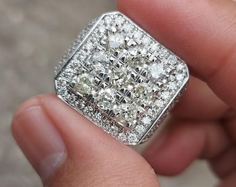 Anillo de compromiso de plata de ley hecho a mano con circonita cúbica de corte redondo.