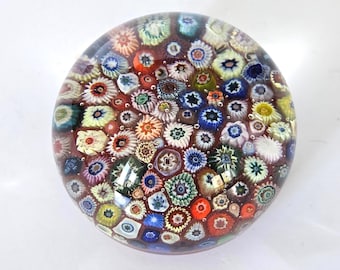 Pisapapeles Strathearn con alfombra millefiori, fondo rojo, Escocia