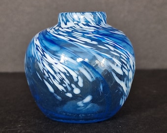 Martin and Yeates blau-weiß gesprenkelte Studioglas-Sträußchenvase, signiert