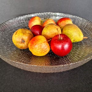 Arcoroc große, spiralförmig gemusterte Glasschale, Rinde oder Eis strukturiertes französisches Mid-Century Modern Design