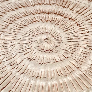 Arcoroc großer pinkfarbener Glasteller oder Servierplatte mit spiralförmigem Muster, französisches, modernes Design aus der Mitte des Jahrhunderts