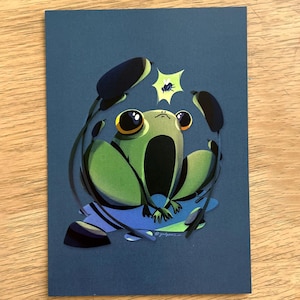 Cartão-postal de sapo fofo – Ilustração de lagoa caprichosa | Impressão artística A6 | Anfíbio caçador de moscas | Papelaria divertida e brilhante | Cartão de arte de sapo impresso