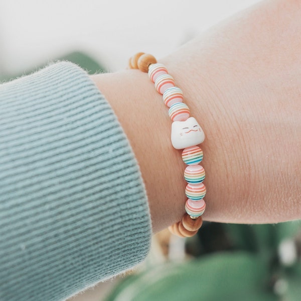 Regenbogen Armband mit Glückskatzen Perle für den Sommer | Geschenk zum Schulanfang für Mädchen | Kawaii Schmuck in knallig bunten Farben