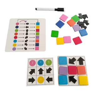 Può includere: Un set di piastrelle quadrate colorate con frecce e numeri, una lavagna bianca cancellabile a secco con un gioco di abbinamento dei colori e un pennarello cancellabile a secco.