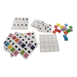 Puede incluir: Un conjunto de fichas cuadradas de colores con flechas que apuntan en diferentes direcciones. Las fichas se utilizan para jugar a un juego en el que los jugadores deben seguir las flechas para llegar a un destino. El juego está diseñado para ayudar a los niños a aprender sobre las direcciones y el razonamiento espacial.