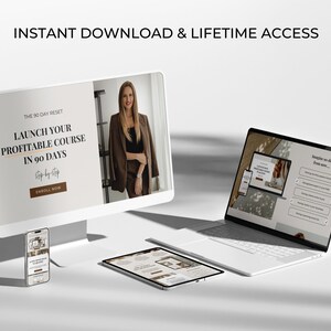 Op de afbeelding: Een wit computerscherm met de tekst "THE 90 DAY RESET LAUNCH YOUR PROFITABLE COURSE IN 90 DAYS Step-by-Step ENROLL NOW" en een vrouw in een bruin pak. Een witte laptop met een zwart scherm waarop een checklist met de tekst "Chapter 1: 90 Days Down..." en een witte tablet met een vergelijkbaar scherm. Een witte smartphone met een vergelijkbaar scherm.