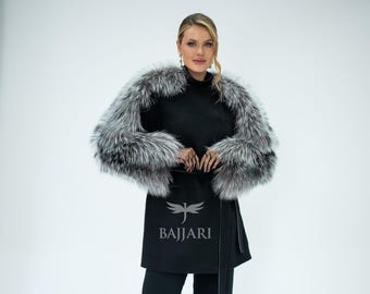 Abrigo negro de lana de alpaca con ribete de piel de zorro escarchado