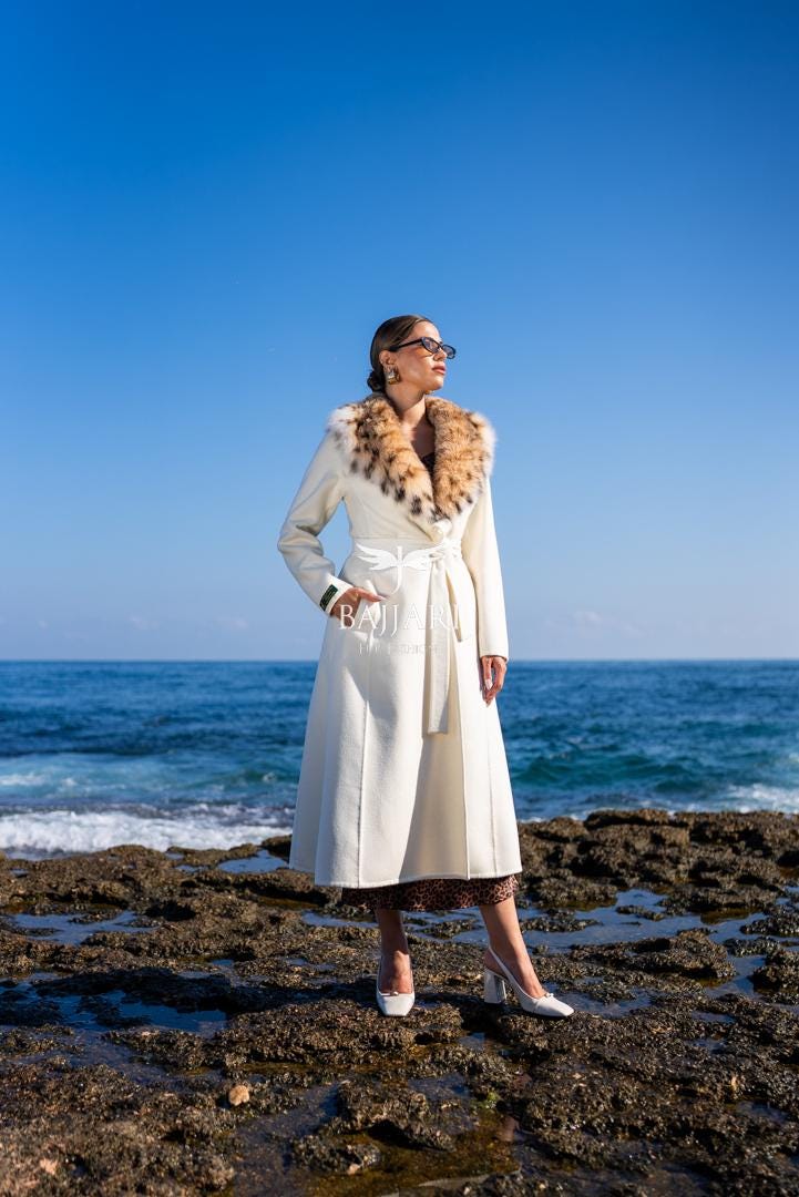 ホワイトアルパカファージャケット：リンクスカラー、エレガントな