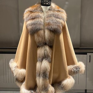 Cashmere Cape mit Fuchspelzbesatz, Camel Farbe, One Size