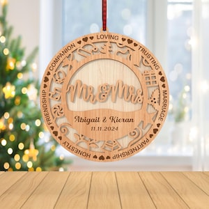 Ornamento personalizzato Mr e Mrs in formato SVG, ornamento per coppia sposata in formato SVG, ornamento di Natale in formato SVG, regalo di Natale in formato SVG, taglio laser Glowforge