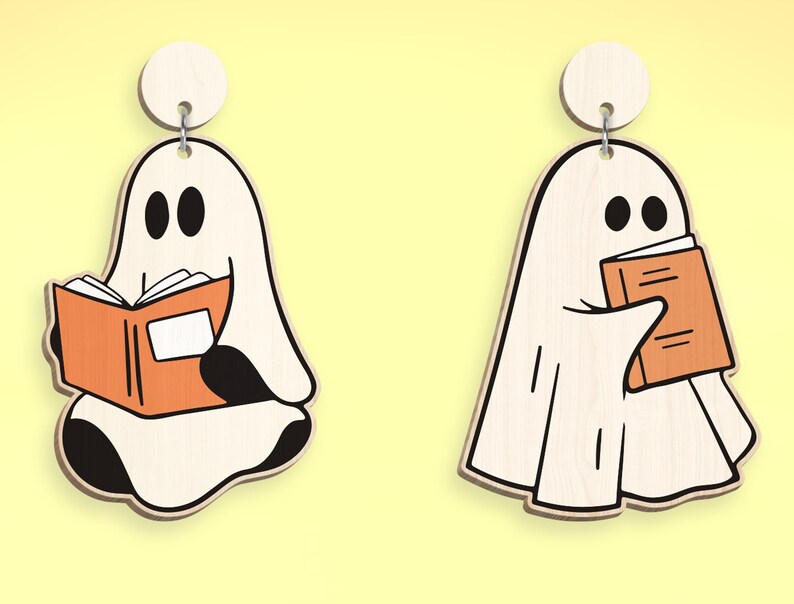Op de afbeelding: Twee witte spookversieringen met zwarte ogen. E&eacute;n spook houdt een oranje boek vast en de andere houdt een gesloten oranje boek vast.