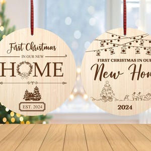 Primo Natale personalizzato nella nostra nuova casa ornamento in formato SVG, ornamento della casa di Natale in formato SVG, regalo di anniversario in formato SVG, taglio laser Glowforge