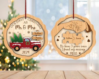 Puede incluir: Adorno navideño de madera con un camión rojo que transporta árboles de Navidad, el texto "Our First Christmas as Mr & Mrs 2024", y los nombres William y Jessica. El otro lado muestra manos sosteniendo piezas de rompecabezas con los nombres William y Jessica, y el texto "It's been 3 years since I found my missing piece."