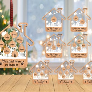 Adorno personalizado de la casa de Navidad svg, adorno de apellido svg, bola personalizada svg, escena de Navidad svg, Navidad svg, corte láser Glowforge