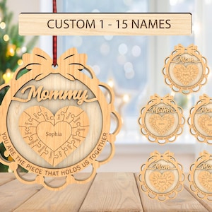 Adorno personalizado "Mamá nos mantiene unidos" svg, piezas de rompecabezas familiares svg, adorno navideño svg, regalo navideño svg, corte láser Glowforge