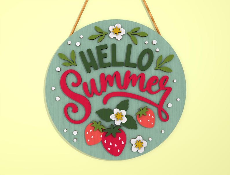 K&ouml;nnte beinhalten: Runder, hellblauer Holzschild mit den Worten "HELLO Summer" in gr&uuml;ner und roter Schrift. Das Schild ist mit Erdbeeren, wei&szlig;en Blumen und gr&uuml;nen Bl&auml;ttern verziert. Ein braunes Seil ist zum Aufh&auml;ngen befestigt.