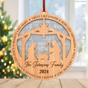 Spersonalizowana rodzinna ozdoba świąteczna svg, ozdoba z nutami Oh Holy Night svg, prezent świąteczny svg, wycinany laserowo Glowforge, cyfrowy