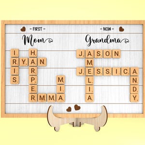 Placa de palavras cruzadas personalizada First Mom Now Grandma Scrabble svg, presente para mamãe, placa de avó svg, presente de dia das mães svg, corte a laser Glowforge