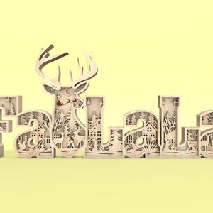 Può includere: Decorazione natalizia in legno "Fa La La" con silhouette di renna. Le lettere sono intagliate con scene invernali, tra cui alberi, case e cervi. Lo sfondo è giallo chiaro.