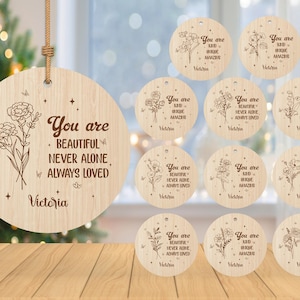 Adorno personalizado de flores del mes de nacimiento svg, Bestie Ornament svg, adorno de Navidad svg, regalo de Navidad svg, corte láser Glowforge