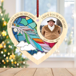 Svg d'ornement personnalisé Dieu vous a dans ses bras, ornement en cuir arc-en-ciel, svg ornement commémoratif, cadeaux de Noël, découpe laser Glowforge