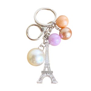 Porte-clés tour Eiffel et souvenirs de Paris.
