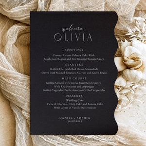 Pode incluir: Cartão de menu de casamento preto com texto branco. O menu inclui aperitivos, entradas, prato principal, sobremesas e os nomes Daniel e Sophia com a data 30.08.2025.