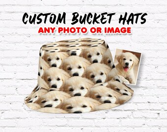 Puede incluir: Un sombrero de pescador personalizado con un patrón repetido de cachorros de golden retriever. El sombrero tiene un fondo blanco y el texto "CUSTOM BUCKET HATS ANY PHOTO OR IMAGE" en negro y rojo.