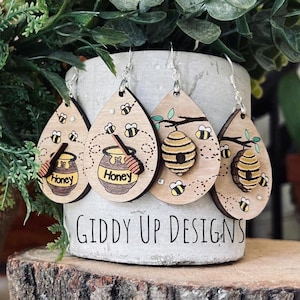 Honey Pot Bee Earring SVG-bundel | Bijenkorf SVG-bestand ontwerpen bijenoorbellen | Glowforge bijenoorbellen SVG-ontwerpen | Giddyupsstudio