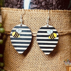 Bee Buzz Earring SVG | Lasergesneden oorbelbestand | Bumble Bee Earring SVG-bestand |  Glowforge zomeroorbellen | GiddyUpsStudio | Bee Glowforge