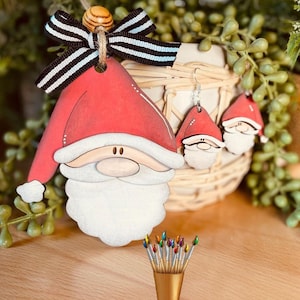 Pacote de brincos e enfeites SVG de Papai Noel SVG | Arquivo de corte a laser Christmas Glowforge GiddyUpStudio | Giddyupstudio | Arquivo SVG de enfeites de Papai Noel