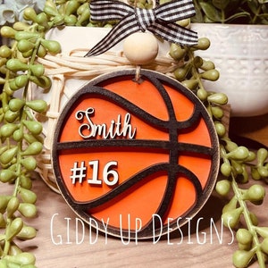 Plik SVG z ozdobą do koszykówki | Ozdoby świąteczne Glowforge | Plik SVG ze sportem | GiddyUpStudio | Giddyupdesign | Glowforge Basketball SVG