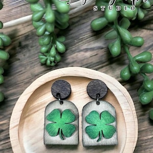 Archivo SVG de aretes colgantes de trébol / Archivos SVG del Día de San Patricio de Glowforge / Aretes de trébol de 4 hojas SVG / GiddyUpsStudio
