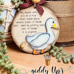 Fichier SVG d'ornement de Noël canard | Décoration canards d'affilée | Fichier SVG Glowforge drôle de décoration de Noël SVG | GiddyUpsStudio