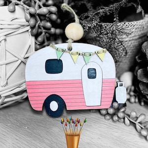 Enfeite de Camper Vintage SVG | Enfeite de Camper Feliz SVG | Giddyupstudio | Enfeite de Natal para Camper | Giddyupsstudio | Camper Glowforge