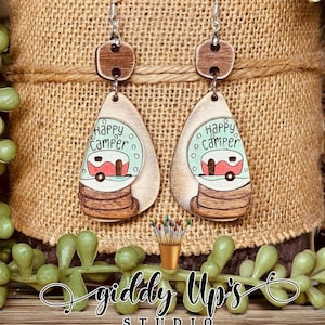Happy Camping Earring SVG-bestand | Camping sneeuwbol SVG lasergesneden bestand | Glowforge kerstoorbel SVG-bestanden | GiddyUpsStudio
