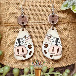 Boucle d'oreille festive vache SVG | Fichier découpé au laser | Boucles d'oreilles vache Glowforge | GiddyUpsStudio | GiddyUpstudio | Boucle d'oreille vache luminescente