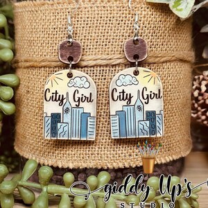 Archivo SVG cortado con láser de aretes colgantes de City Girl / Archivos SVG de aretes de rascacielos / Archivos SVG de aretes Glowforge / Giddy Up Designs / GiddyUpsStudio