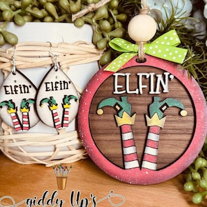 Ornamento de pés de elfo SVG | Pacote de elfos | Arquivo SVG de Natal Glowforge | GiddyUpStudio | Giddyupsstudio | Arquivo SVG de Natal de elfo