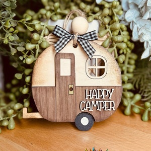 Adorno de camper (archivo SVG) / Archivos SVG de Happy Camping / Archivos SVG navideños de Glowforge / giddyupsstudio / Archivo cortado con láser de Happy Camper de Glowforge