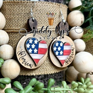 Boucle d'oreille coeur patriotique américain SVG | Fichiers de boucles d'oreilles SVG du 4 juillet | Fichiers SVG de boucle d'oreille Glowforge | GiddyUpsStudio | Lime à boucles d'oreilles découpée au laser