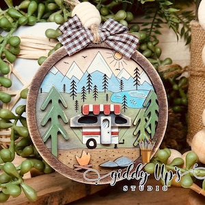 Fichier SVG d'ornement de camping-car pop-up | Fichiers SVG camping | Fichiers SVG de Noël Glowforge | giddyupsstudio | Fichier découpé au laser Glowforge Happy Camper