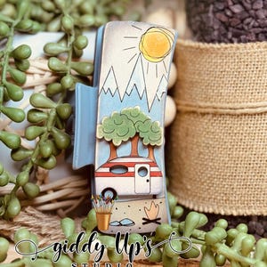 Arquivo SVG de clipe de campista retrô | Vida no acampamento | Campista feliz | Arquivo SVG de vida no acampamento | GiddyUpsStudio | giddyupstudio | Camper RV Glowforge