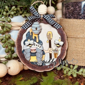 Bee Gnome Ornament SVG-bestand | Christmas Bee Buzz Glowforge SVG | Lasergesneden bestandsontwerp | Zomer lasergesneden SVG-bestand | GiddyUpsStudio